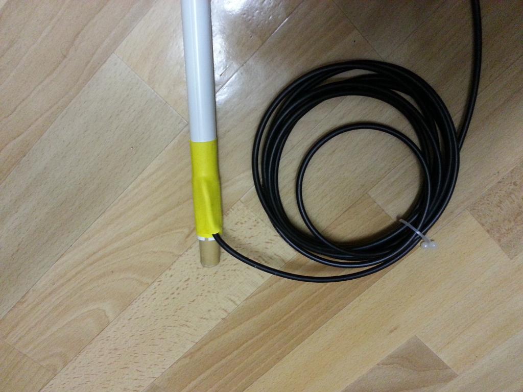 The antenna connects with a 5m BNC cable to the transmitter.